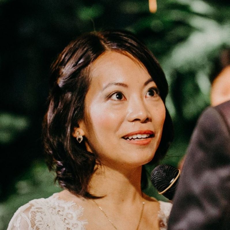 Super duper natural, no-makeup makeup, this bride opted for no false lashes and as natural a makeup as possible and she looks gorgeous, doesn't she? Less is more!