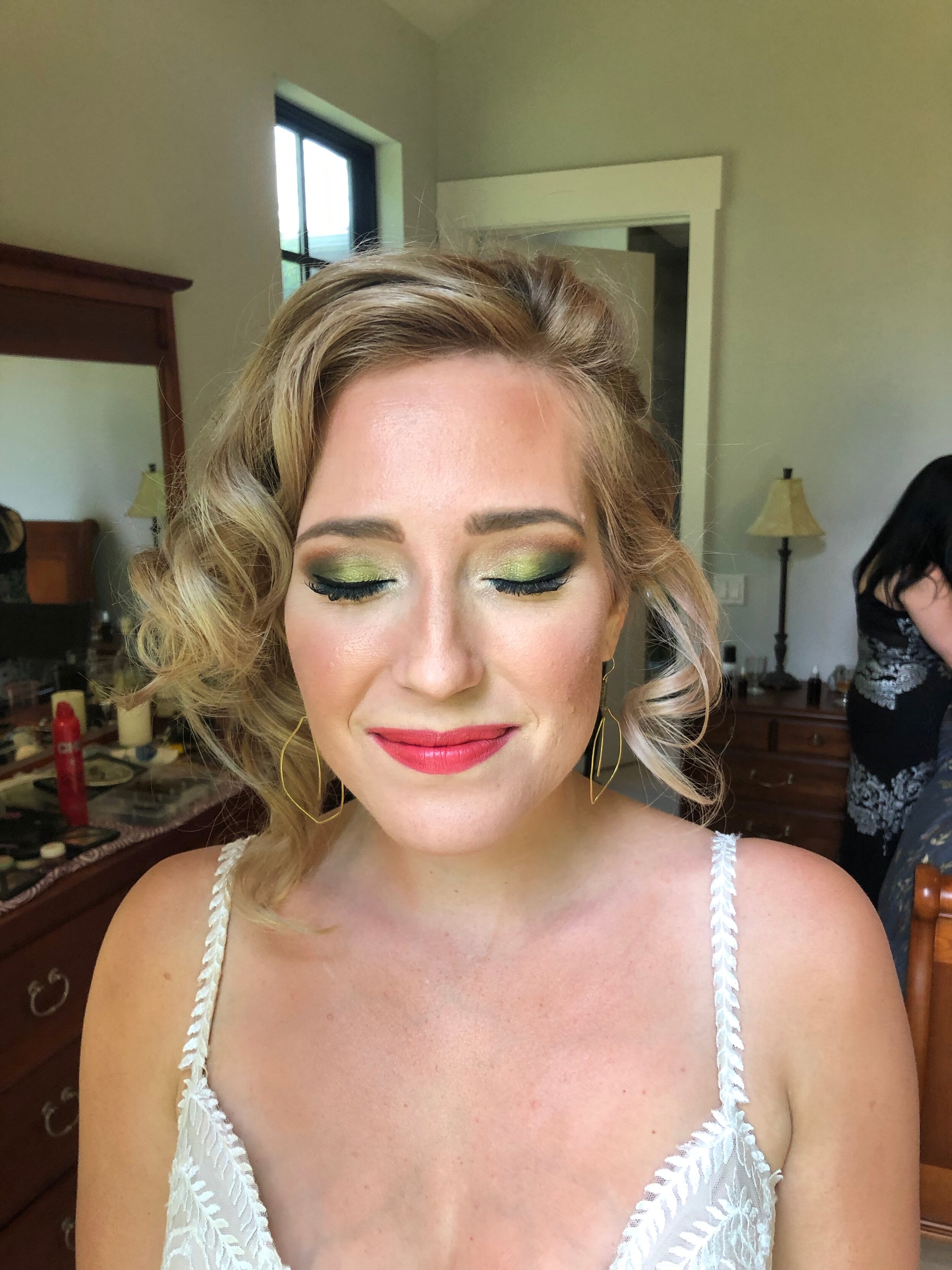 The bride asked me if we could do a vey smokey green eye makeup, in keeping with the forest theme of the wedding. So we did!